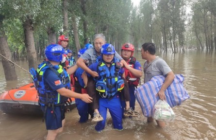 中国全力抗击华北汛情保护民众生命财产安全